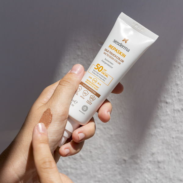 Солнцезащитное средство с тонирующим эффектом с  SPF 50